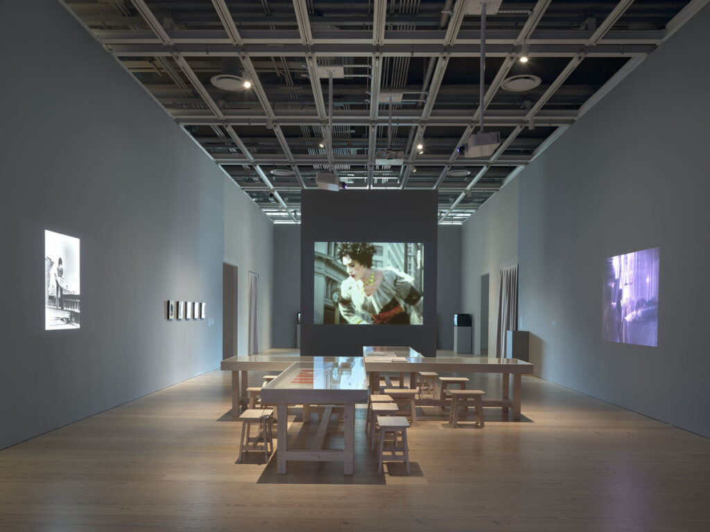 Vista de la exposición de Hélio Oiticica en el Whitney Museum of American Art